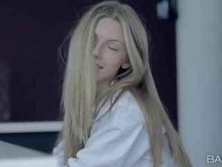 Petite babe angelica suger kuk og faen